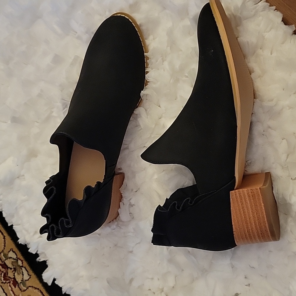 FISACE black faux suede V Cut Pointed Toe Ruffled Ankle Boots 1.75" Heel 9 NEW…